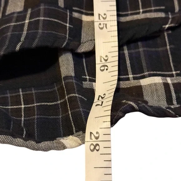 Chic Black and White Plaid Sleeveless Top - Picture 4 of 4